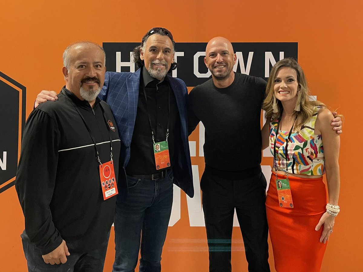 alexrparra's tweet photo. Last game of the 2022 @MLS season @PNCStadium @HoustonDynamo w/some great people. It’s been an honor. Thankful and grateful for all the opportunities #DejaloTodo #HoldItDown #Houston #HoustonSoccer #HoustonDynamo #Fut @TelemundoHou @PTSMediaSports #deportesnation @deportesnation https://t.co/wNFqVmtob9