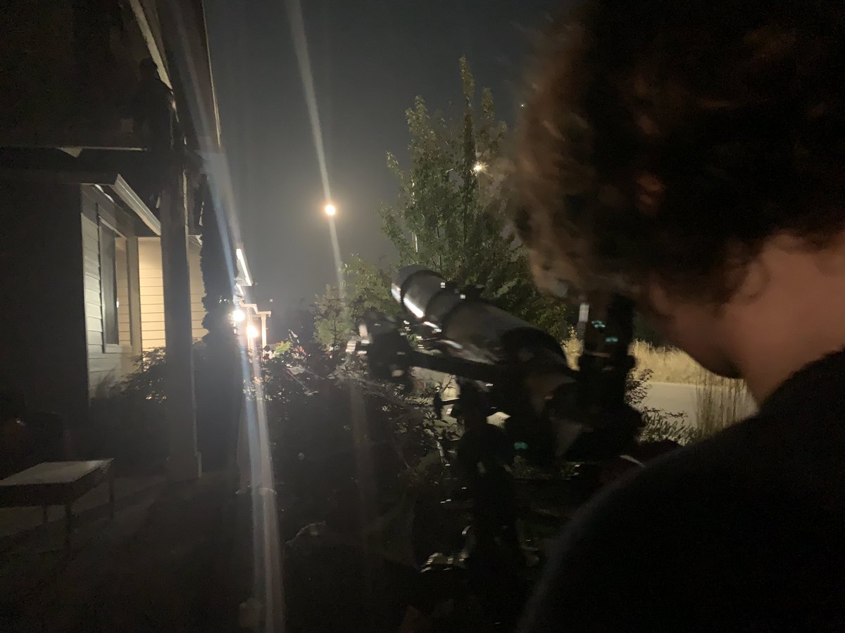wyniacj's tweet photo. Got a good look at the Moon, Jupiter and Saturn tonight. https://t.co/CXiO1Qgw8Q