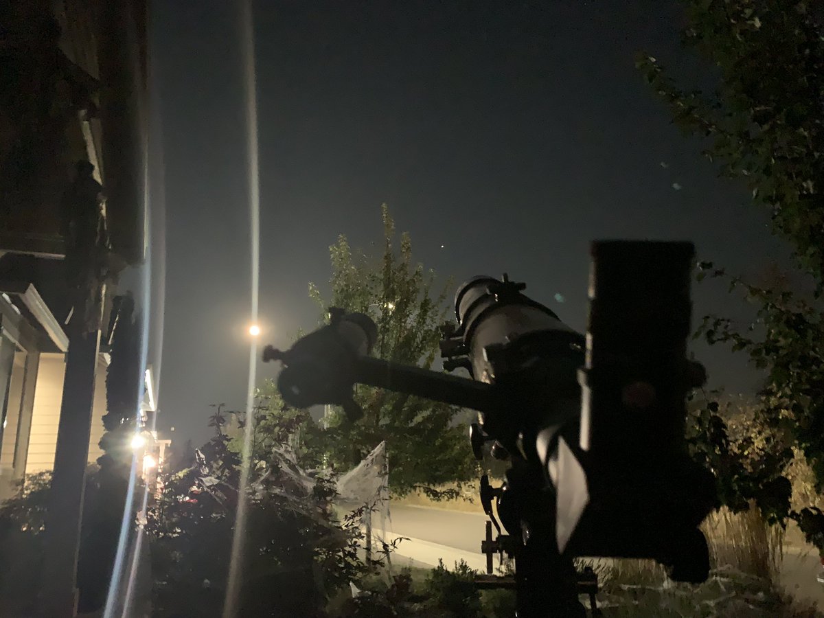 wyniacj's tweet photo. Got a good look at the Moon, Jupiter and Saturn tonight. https://t.co/CXiO1Qgw8Q