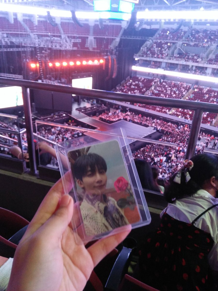 boosoonhan's tweet photo. happiest place 💗✨

/pinahawakan lang sa'kin ni ate na katabi ko 'yung ls sa last pic kasi magtatago raw siya ng mga pogi sa bag niya hahahaha go!

thank you so much @pledis_17 💎 mahal na mahal ko kayo 😭💗 https://t.co/5NLxdi2WMc