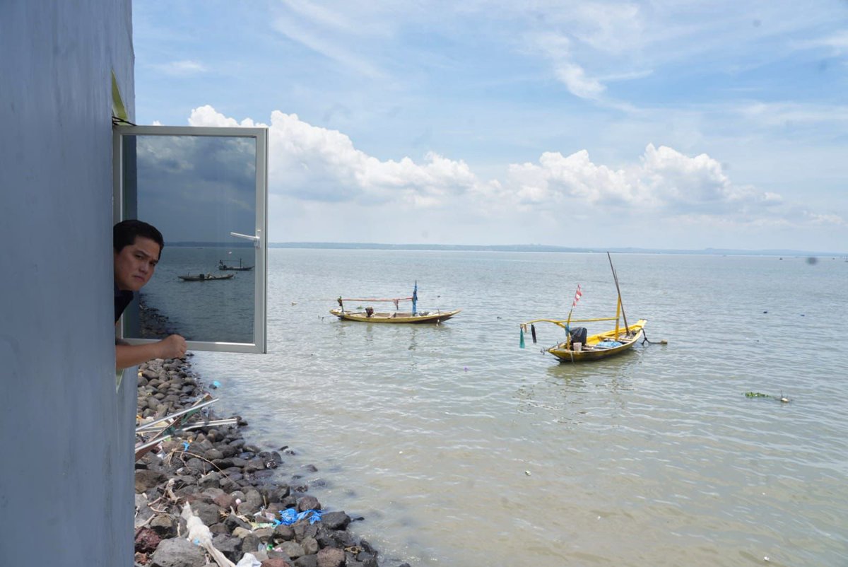 erickthohir's tweet photo. Ini ketiga kali saya mengunjungi Pantai Nambangan, untuk memastikan program SOLUSI (Solar untuk Koperasi) Nelayan berjalan. Ke depan, selain BBM harga resmi dari koperasi, saya ingin memastikan para nelayan mendapat tempat penyimpanan dan hasil tangkapannya dijamin terjual. https://t.co/zI2NCtqWWY