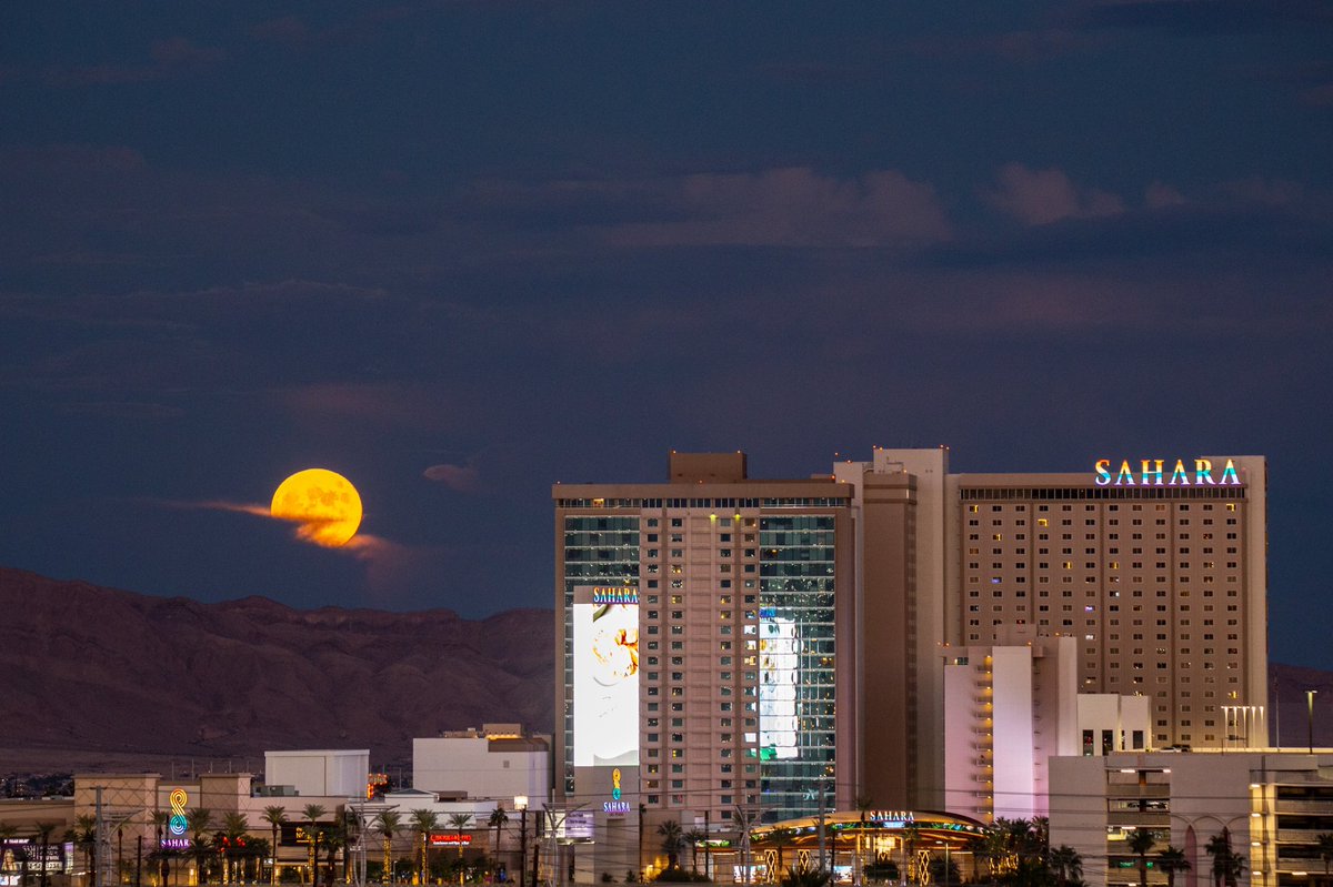 MrEnglishR's tweet photo. Beautiful moon tonight coming over Vegas @SAHARALasVegas 

Shot with Canon 6D and Tamron 150-600mm.
#enjoy https://t.co/jBy6DgEANf