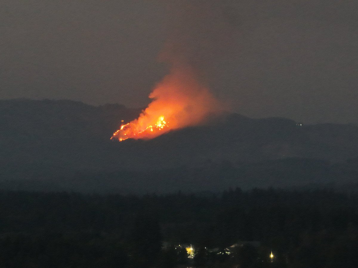 matt_legrand's tweet photo. There’s a fire going on up on Larch Mountain in southern Washington  #NakiaCreekfFire   Currently estimated at 70 acres.   😬 https://t.co/B5YVgehHsy