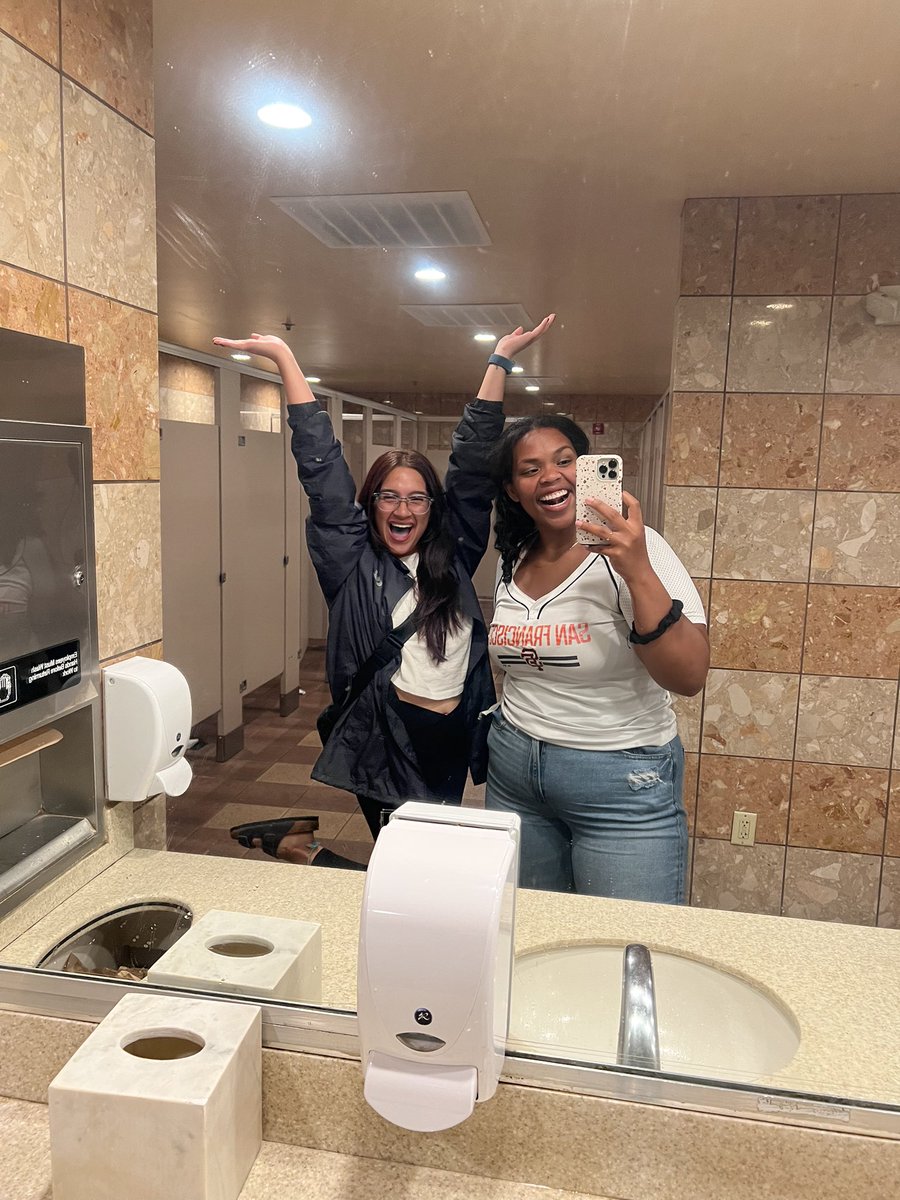 dessmariyah's tweet photo. If you couldn’t tell… This is the happiest i’ve ever been. It almost looks like i’m glowing ✨ https://t.co/kbxIIh4kHA