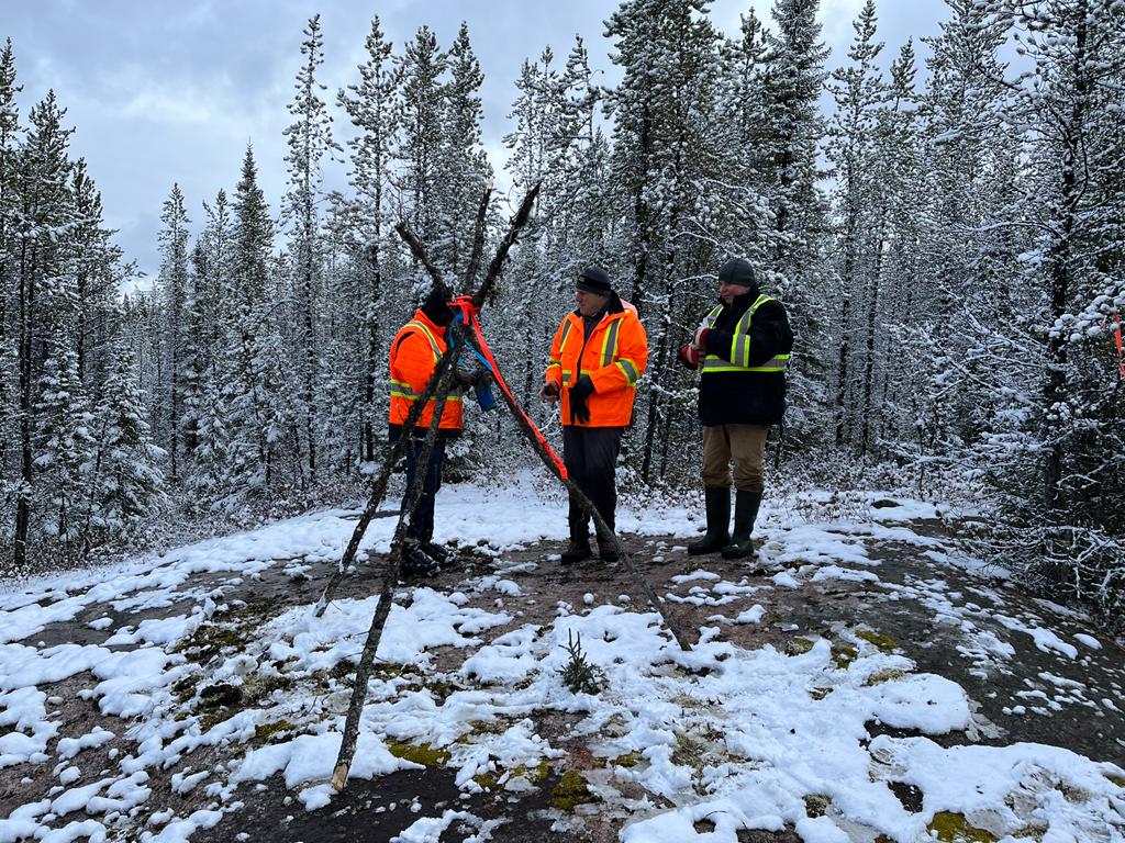 WinsomeRes's tweet photo. Winsome #exploration teams setting out the first drill hole in a pegmatite outcrop in preparation for #drilling commencement at Cancet and Adina. 

Heli-portable drill rigs onsite at Cancet and Adina and will be kept busy with the initial programs for the next 2 months #lithium https://t.co/yfTQ31Hzib