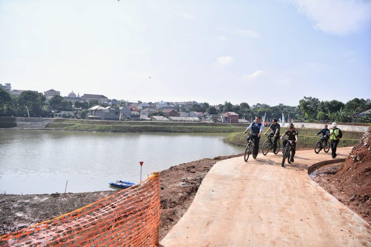 aniesbaswedan's tweet photo. Alhamdulillah, kita bersyukur dan bangga, ikhtiar panjang itu tuntas. Meresmikan tiga Ruang Limpah Sungai, yakni RLS Lebak Bulus, RLS Brigif, dan RLS Pondok Ranggon. #RuangLimpahSungai adalah solusi berbasis alam, utk mengurangi beban di kawasan hilir sungai.

#JakartaKotaGlobal https://t.co/BEO8nC7QY0