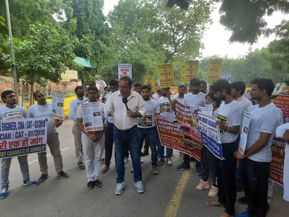 RakeshT18460816's tweet photo. #RAILWAY_CLEAR_ALL_WAITING please clear 100% waiting of Cen03/2018 candidates by following standing committee member's decision. @AshwiniVaishnaw @RailMinIndia @JaskaurBJP @chandrani_murmu @reddeppa_MP @GMSERAILWAY @EasternRailway @GmClw @drmsdah @RRBKOLKATA @DRMCKP @drmkgp https://t.co/f8EWK7zJfy