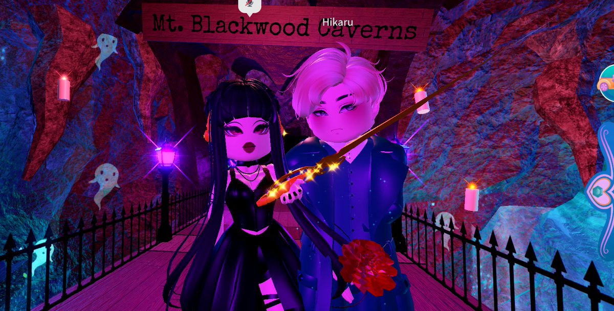 shadowfizzman's tweet photo. Yor and Loid Forger exploring the maze #royalehigh #royaleween2022 https://t.co/4RpfxvsBmo