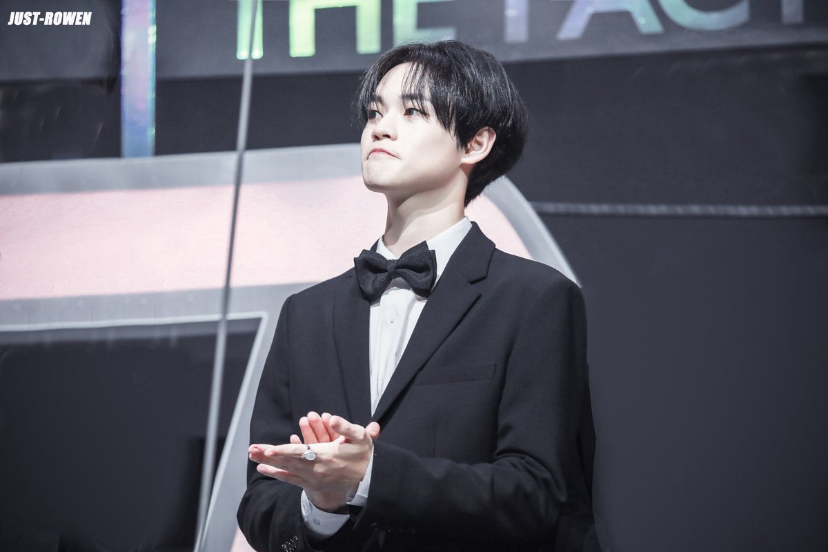 le_rimmie's tweet photo. 천러 얼굴이 너무 하얘서 흑백사진에 가까움 ... 동양화 얼굴 사랑해 https://t.co/Xp6AixA23R
