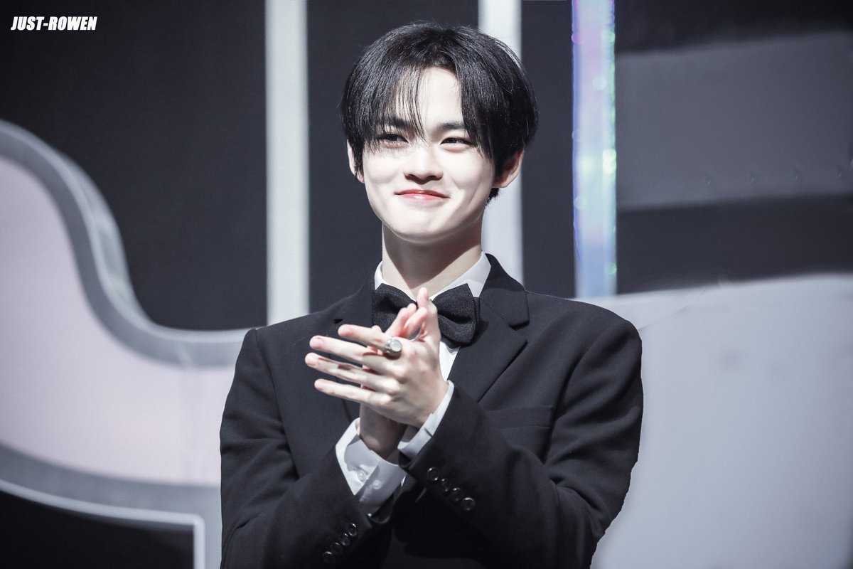 le_rimmie's tweet photo. 천러 얼굴이 너무 하얘서 흑백사진에 가까움 ... 동양화 얼굴 사랑해 https://t.co/Xp6AixA23R
