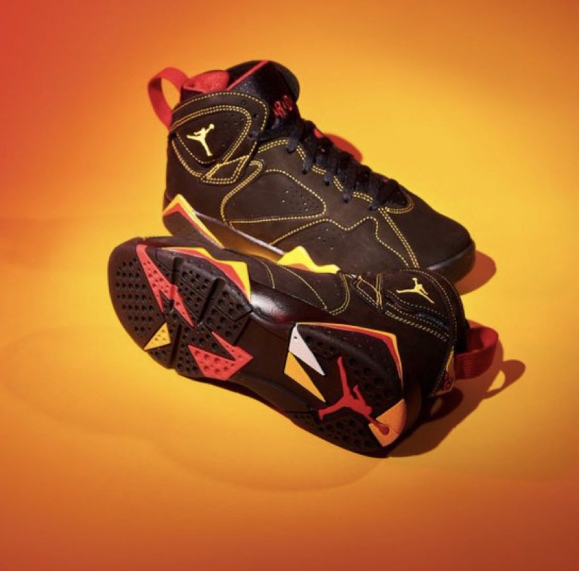 SNKR_TWITR tweet media