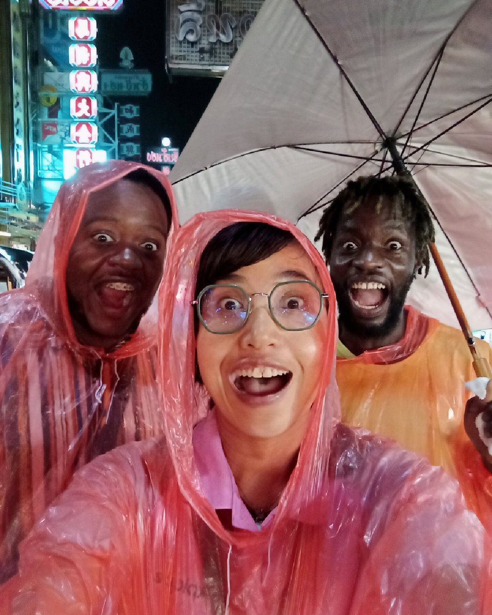 expique's tweet image. Let's start the week with a big smile. 😀

We so love this photo of Guide Nun and her guests. Sometimes the rain makes a tour more fun!!! ☔👍