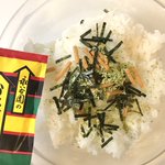 お茶漬けの素の焼きおにぎりと鮭のコラボ。簡単で大満足なレシピ♪