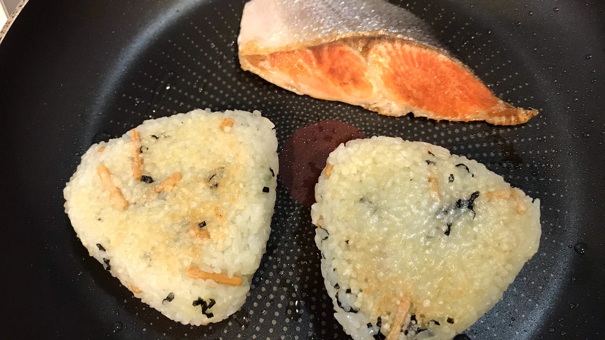 お茶漬けの素の焼きおにぎりと鮭のコラボ。簡単で大満足なレシピ♪