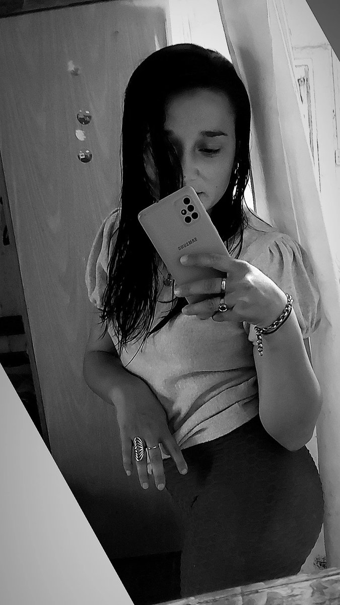 El día menos pensado voy a dejar de pensarte
Pero mientras pase eso déjame verte y matarme 🥺💔