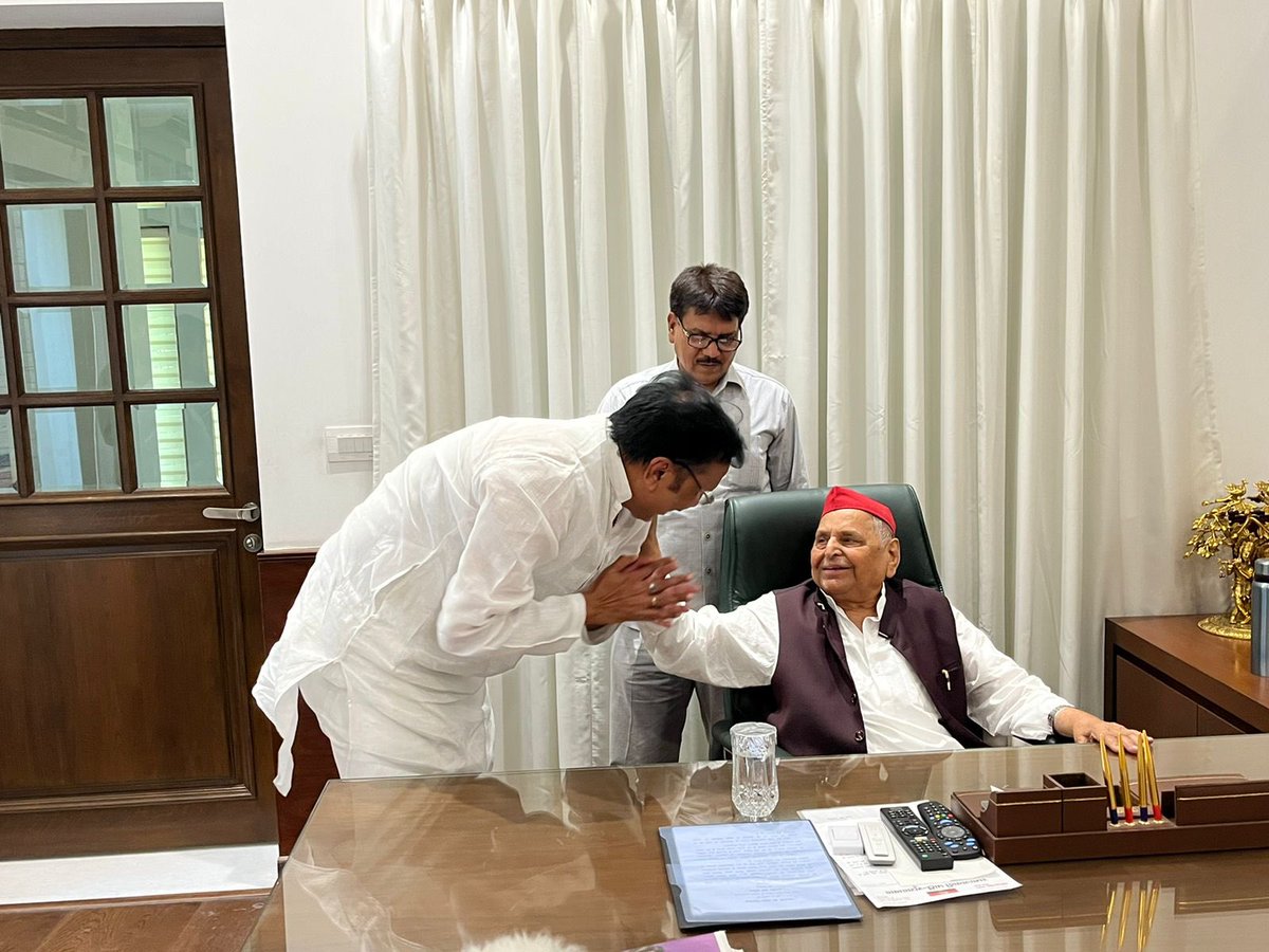 RajeevRai's tweet photo. आज मैंने खो दिया उस नेता को जिनसे पिता जी जैसा स्नेह,प्यार,और मार्गदर्शन मिला..😭🙏

सदियों में एक पैदा होते हैं ऐसे नेता ! https://t.co/GNHVkdn3fU