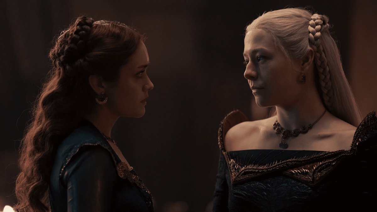 SebastianVerdeC's tweet photo. Poco se habla del último momento de cariño que compartieron Alicent y Rhaenyra. Esta última diciéndole que regresará en un dragón, recordándole cómo eran antes.

"Hay espacio para dos", "Solo quiero volar en Syrax contigo".

El mundo de hielo y fuego es cruel.

#HouseOfTheDragon https://t.co/4qDNABYMUM