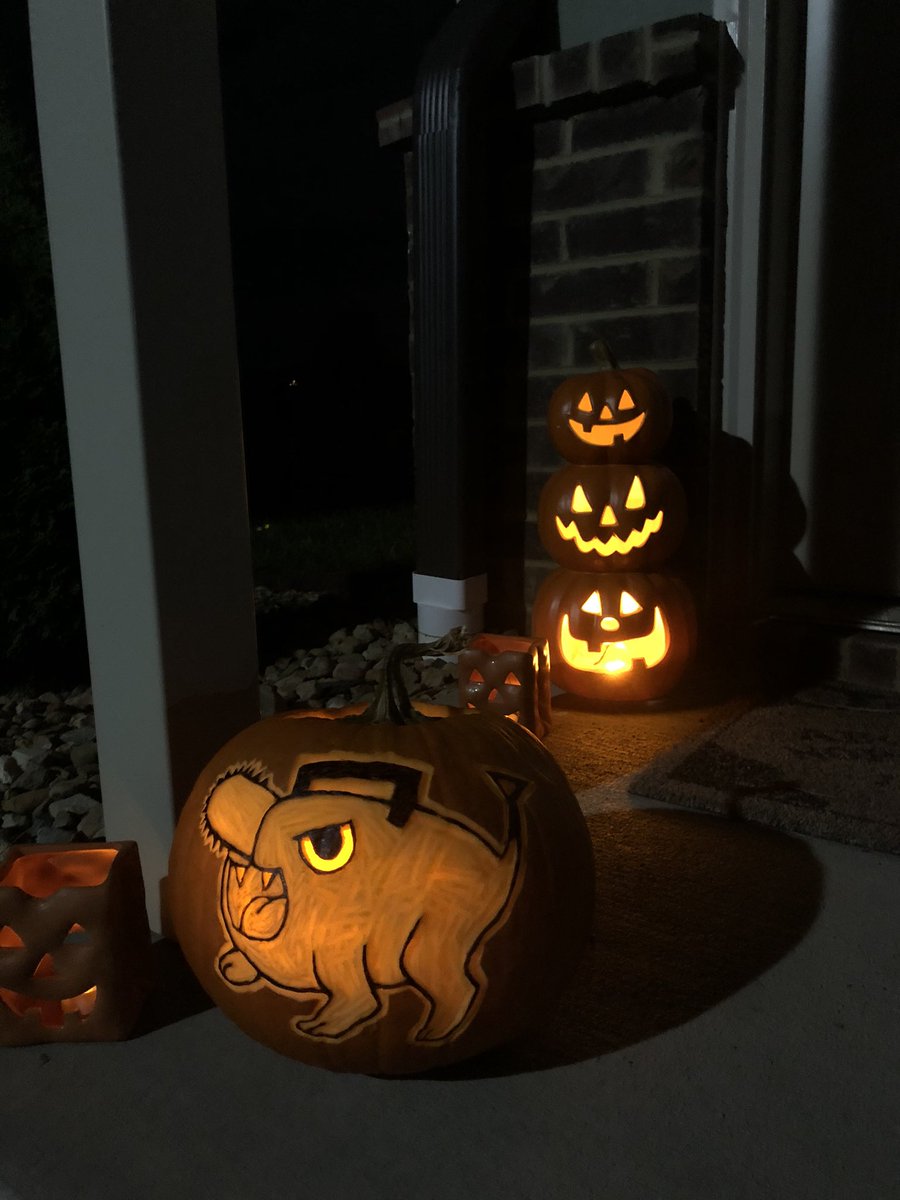 carm_mb's tweet photo. The BMC(rew) pumpkin carving tradition makes it to another year 🧡🎃! A Pochita pumpkin from me - excited for #ChainsawMan on Tuesday!! https://t.co/PVkZjTVuF6