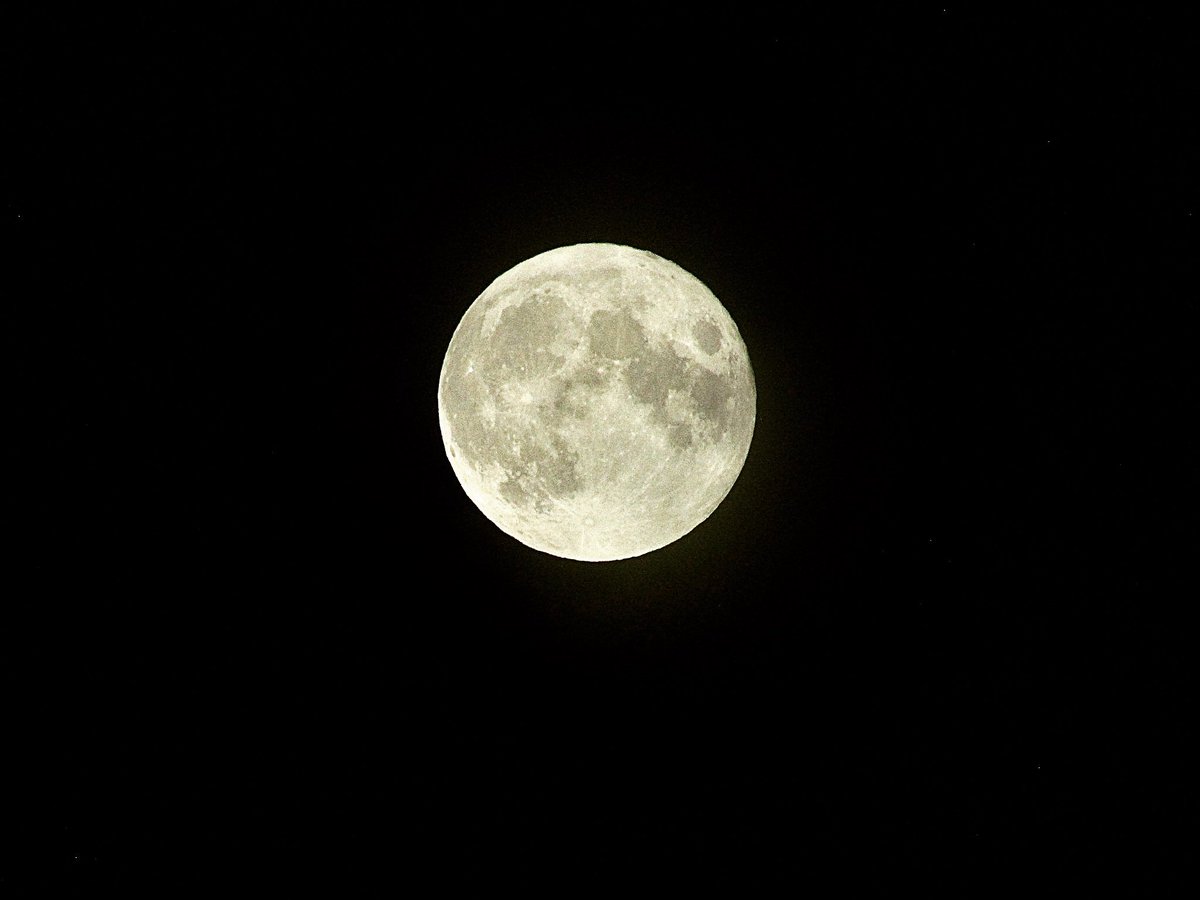 A fullmoon on the bday, thought a pic in order. #selenography #manonthemoon #moongazing #moon #mooncraters #CanonCamera #nofilter #liveinthemoment #makethemostofit #liveyourbestlife #nightsky #astronomy #moonlight #moonphotography #photography #moonlovers  #science #moonphases