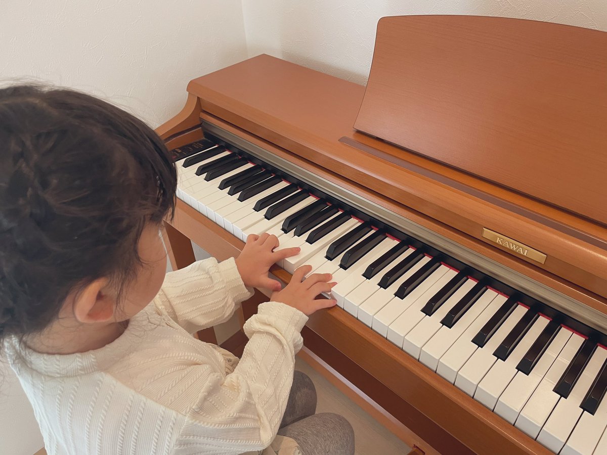 「電子ピアノもらった娘嬉しくてずーっと弾いてる 」|あーるのイラスト