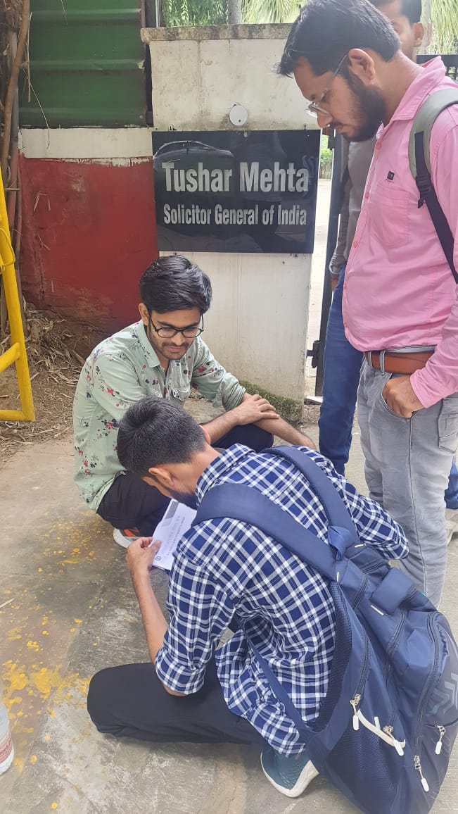 DeveshSharma_RJ's tweet photo. कर्तव्य पर मध्यप्रदेश और राजस्थान की टीम के साथ
07/10/2022 से
निवास SG तुषार मेहता जी https://t.co/dAXl9BMC95