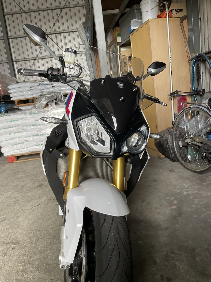 2w6LC1j5kKhi4cy's tweet photo. マジカルレーシングからzテクニックのスクリーンに変更!
#BMW
#S1000R
#ztechnik
#スクリーン交換 https://t.co/NFg55fNgl0