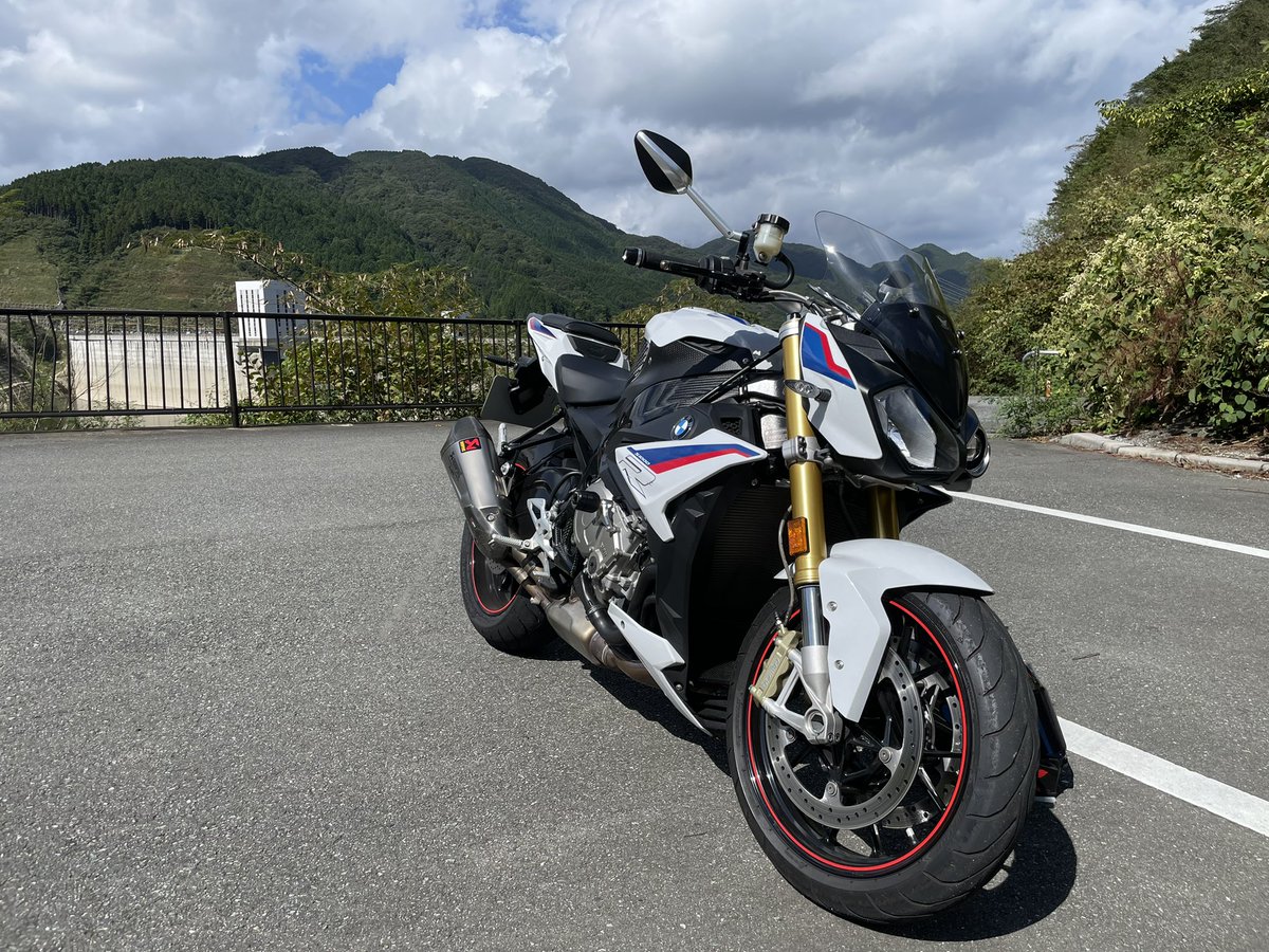 2w6LC1j5kKhi4cy's tweet photo. マジカルレーシングからzテクニックのスクリーンに変更!
#BMW
#S1000R
#ztechnik
#スクリーン交換 https://t.co/NFg55fNgl0