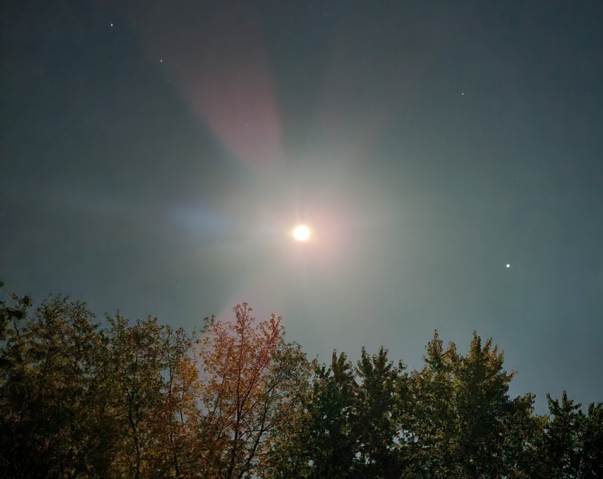 rbotner's tweet photo. Full moon and Jupiter https://t.co/X49vZTptJR