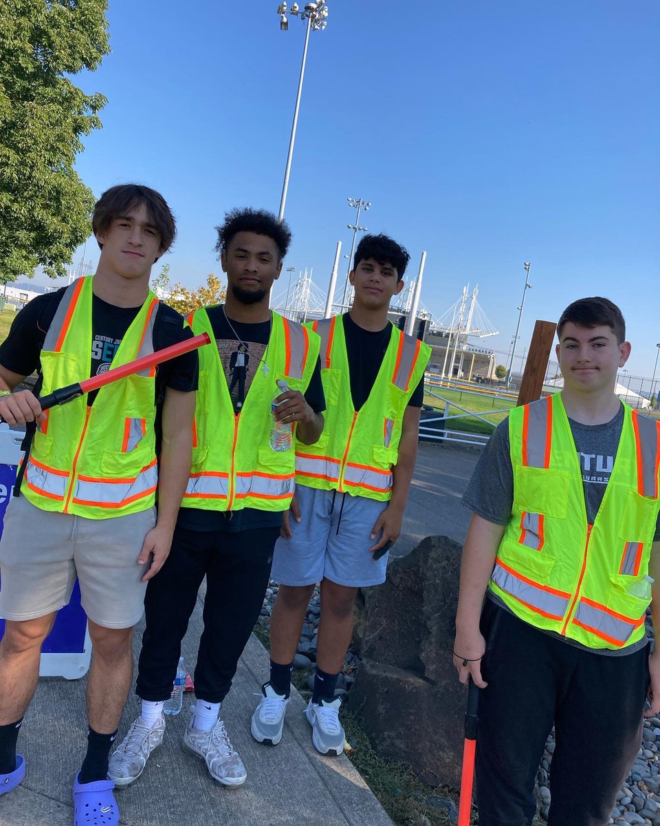 centurycommfb's tweet photo. Thank you players, team managers, coaches, parents and community volunteers for making our Hillsboro Stadium Parking Fundraiser a fantastic success!! https://t.co/1VYpLBj5vP