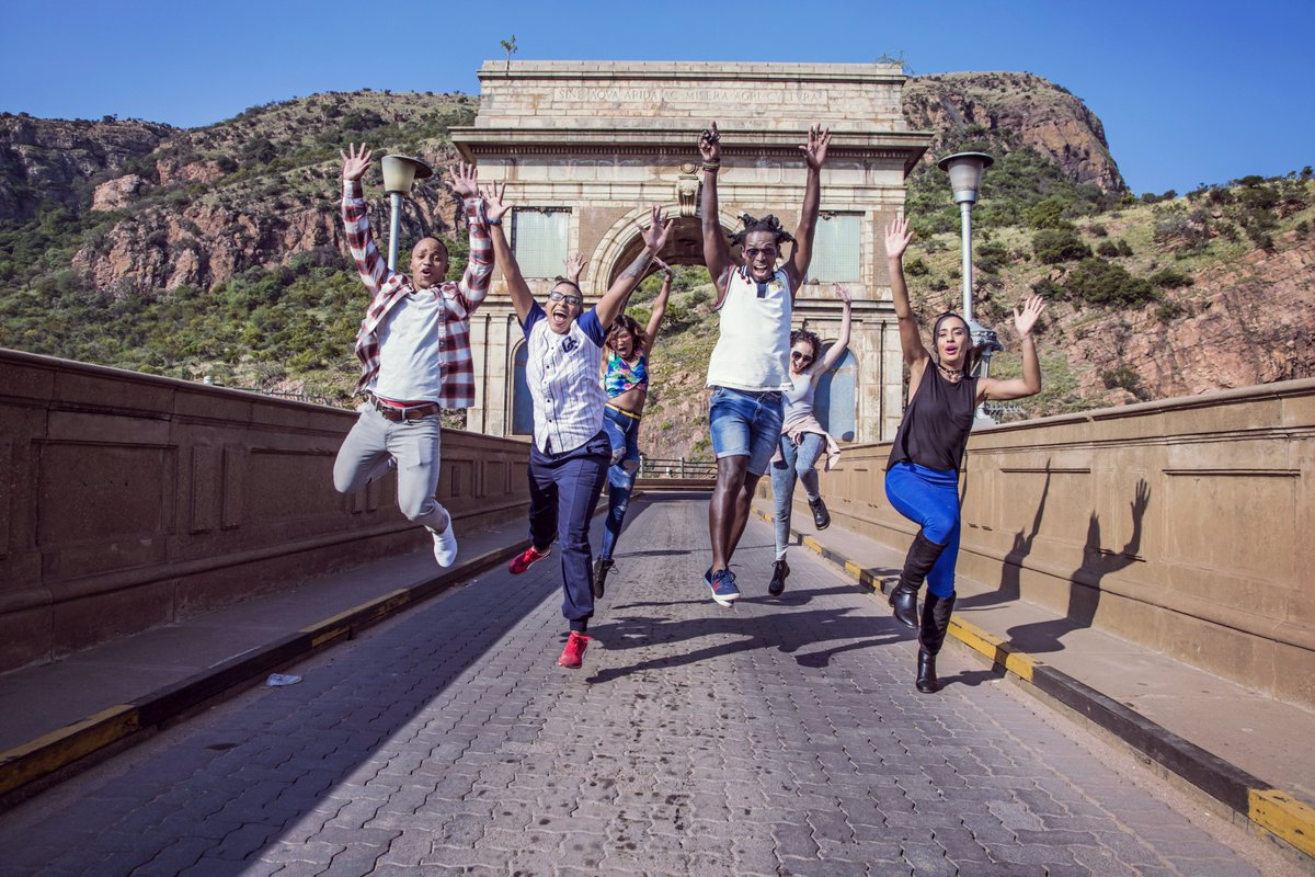 VisitSA_India's tweet photo. Hands up if you're having a great time at the Hartbespoort Dam! Nicknamed "Harties", this mellow town in North West is a hidden gem full of unique experiences.
#MeetSouthAfrica #VisitSASoon #citylifestyle #friends #bridges #dams https://t.co/Q748udG939