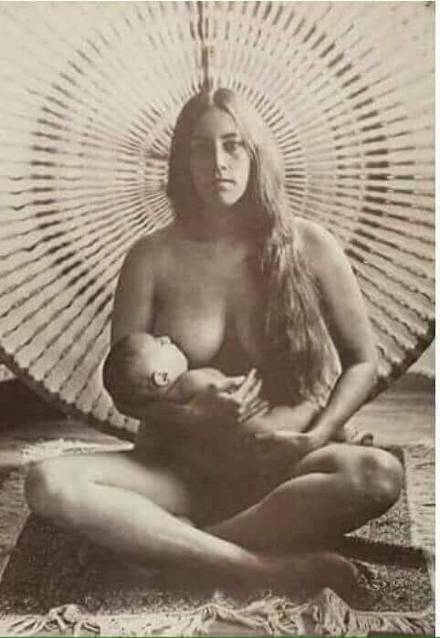 Bakire kadınlar istiyorsunuz çünkü cinsel
performansınızın kıyaslanmasını istemiyorsunuz.
Edilgen ve tecrübesiz kadınlardan eş istiyorsunuz, çünkü hizmetinizi yaparken sözünüz geçsin istiyorsunuz.
Her kadın bedenine hakkınız var gibi bakıyorsunuz, sahip olduğunuz kadınlara da