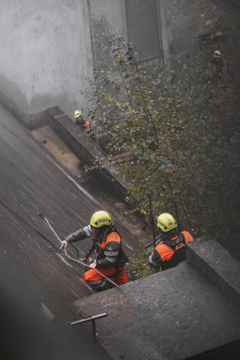PCiVD's tweet photo. 🌧️ Ce n'est pas quelques gouttes de pluie qui décourageraient les spécialistes antichute de la #Protectioncivilevaudoise! Au programme de cette formation qui a eu lieu au barrage du Day: sauvetage d'un·e utilisateur·trice d'EPI antichute ayant chuté sur ses longes. https://t.co/txQ1peUUME