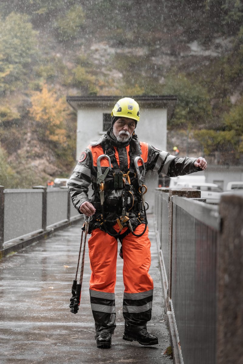 PCiVD's tweet photo. 🌧️ Ce n'est pas quelques gouttes de pluie qui décourageraient les spécialistes antichute de la #Protectioncivilevaudoise! Au programme de cette formation qui a eu lieu au barrage du Day: sauvetage d'un·e utilisateur·trice d'EPI antichute ayant chuté sur ses longes. https://t.co/txQ1peUUME