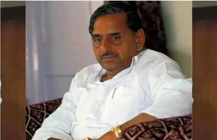 samratsamajwadi's tweet photo. अभी एक आंसू आँख से यूँही छलका और
आँख के सामने अँधेरा सा छा गया!
बहुत याद आयेंगे नेताजी आप😢😢
भावपूर्ण श्रद्धांजलि! https://t.co/LZiUd4VM39