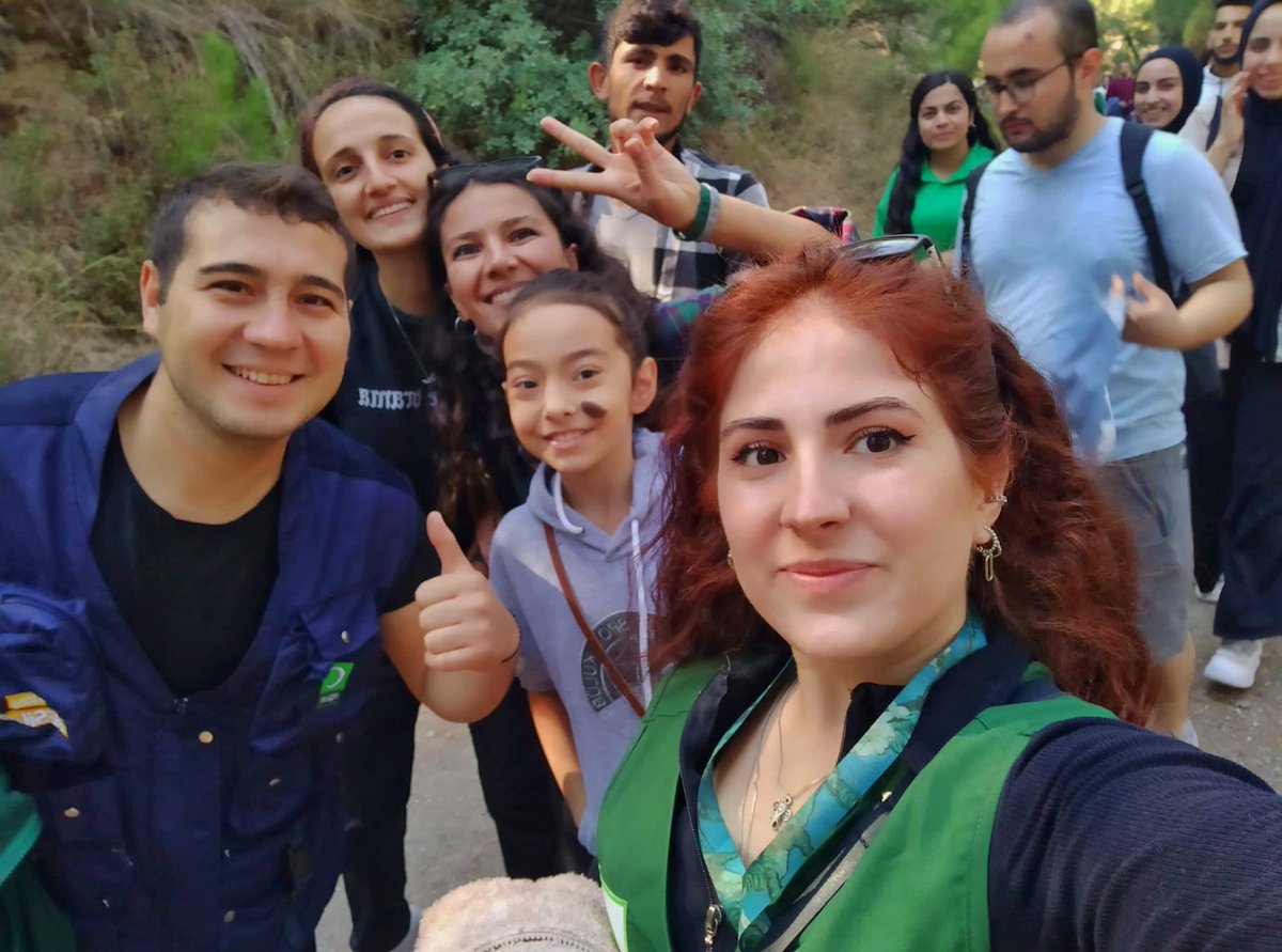 Yeşilay yanımda Gönüller Sahada projemiz kapsamında düzenlediğimiz doğa yürüyüşü etkinliğini gerçekleştirdik 🥳

Gönüllülerimizle birlikte pazar gününün tadını Mesir Tabiat Parkı'nda doğayla iç içe geçirdik 💚
Çeşitli oyunlarla renklendirdiğimiz yürüyüş bize çok iyi geldi 😊