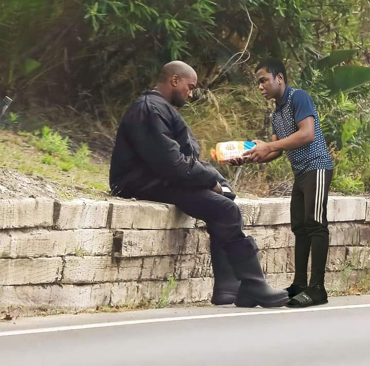 KBCrazyOnline1's tweet image. Helping the needy😂😂🥱kb crazy