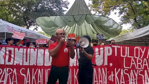 AnakbayanPUPCAF's tweet photo. Nagkasa ng iglap protesta ang mga Iskolar ng Bayan sa University Avenue, PUP Sta. Mesa upang salubungin ang unang araw ng klase sa Sintang Paaralan.

#BalikSinta2022 https://t.co/65qwO3KQnB