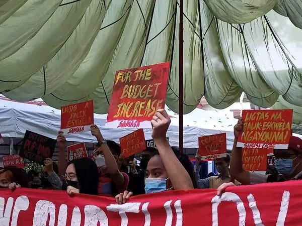 AnakbayanPUPCAF's tweet photo. Nagkasa ng iglap protesta ang mga Iskolar ng Bayan sa University Avenue, PUP Sta. Mesa upang salubungin ang unang araw ng klase sa Sintang Paaralan.

#BalikSinta2022 https://t.co/65qwO3KQnB