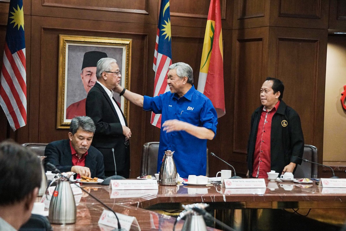 ShahrilComms's tweet photo. Mesyuarat Biro Politik UMNO Malaysia selepas pembubaran Parlimen hari ini.

Semoga yang baik demi Malaysia.

#SambungYangTergendala 

@ShahrilHamdan https://t.co/NpVyY0iiai