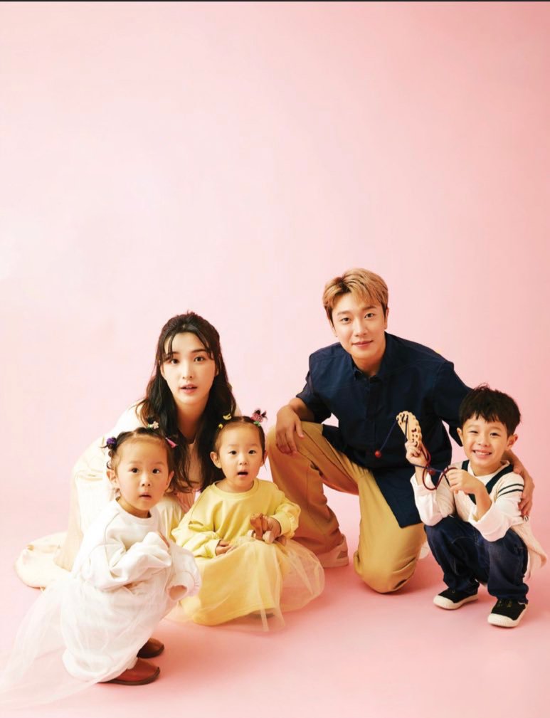 FTIslandBrazil's tweet photo. 💛 | Minhwan e sua família para a edição de outubro da Amang Magazine.

Cr: minyulfam

+ https://t.co/vifnZ4Wqrf