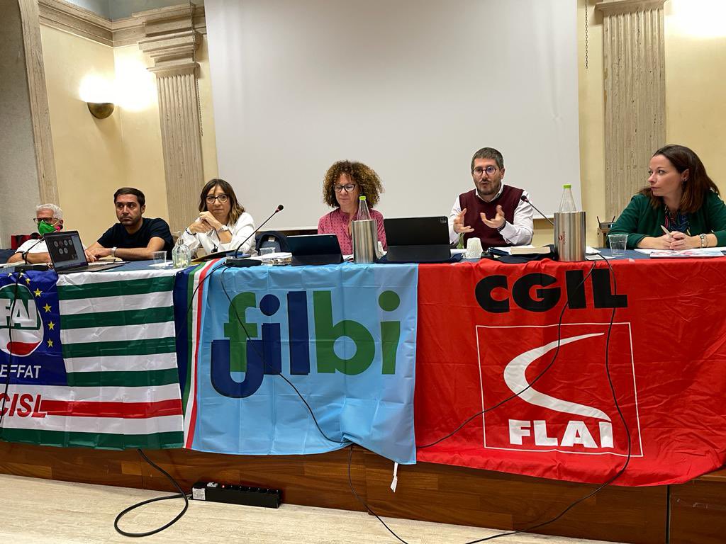 flaicgil's tweet photo. 🟩🟥🟦 #Lavoro #agroalimentare e #ambiente 👉 #Roma, attivi unitari di #FaiCisl #FlaiCgil e #FilbiUil per chiudere la piattaforma #ccnl del settore #Bonifica: dopo un partecipato confronto nei territori, oggi sarà approvata la versione definitiva da inviare alle controparti https://t.co/9TPAYHrqfb