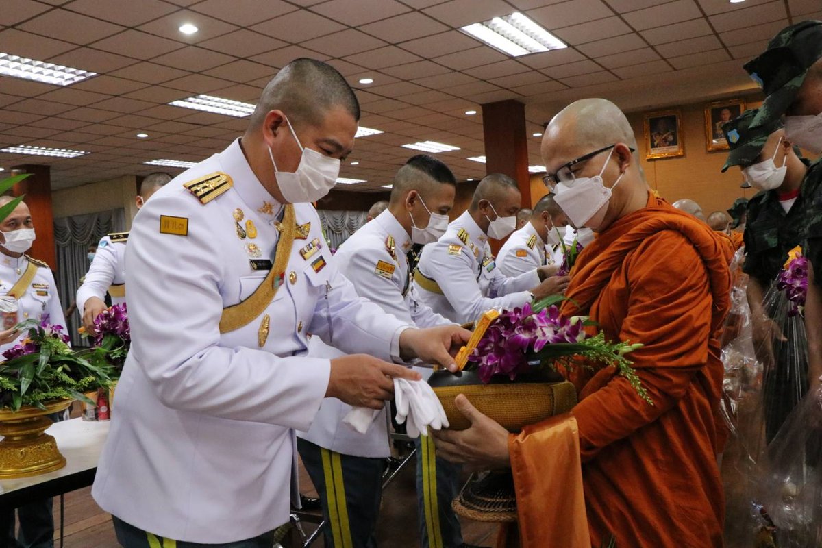 CavalryTank1017's tweet photo. ผบ.ม.1 พัน.17 รอ.  
ร่วมพิธีสวดพระพุทธมนต์, ทำบุญตักบาตรพระสงฆ์ เพื่อถวายเป็นพระราชกุศล และพิธีวางพวงมาลา กล่าวน้อมรำลึกในพระมหากรุณาธิคุณ เนื่องในวันคล้ายวันสวรรคต พระบาทสมเด็จพระชนากาธิเบศร มหาภูมิพลอดุลยเดชมหาราช บรมนาถบรพิตร 13 ต.ค.2565
ณ แหล่งสมาคมนายทหาร ม.1 รอ. https://t.co/ume4ANH4OB