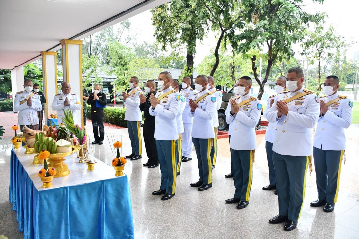 CavalryTank1017's tweet photo. ผบ.ม.1 พัน.17 รอ.  
ร่วมพิธีสวดพระพุทธมนต์, ทำบุญตักบาตรพระสงฆ์ เพื่อถวายเป็นพระราชกุศล และพิธีวางพวงมาลา กล่าวน้อมรำลึกในพระมหากรุณาธิคุณ เนื่องในวันคล้ายวันสวรรคต พระบาทสมเด็จพระชนากาธิเบศร มหาภูมิพลอดุลยเดชมหาราช บรมนาถบรพิตร 13 ต.ค.2565
ณ แหล่งสมาคมนายทหาร ม.1 รอ. https://t.co/ume4ANH4OB