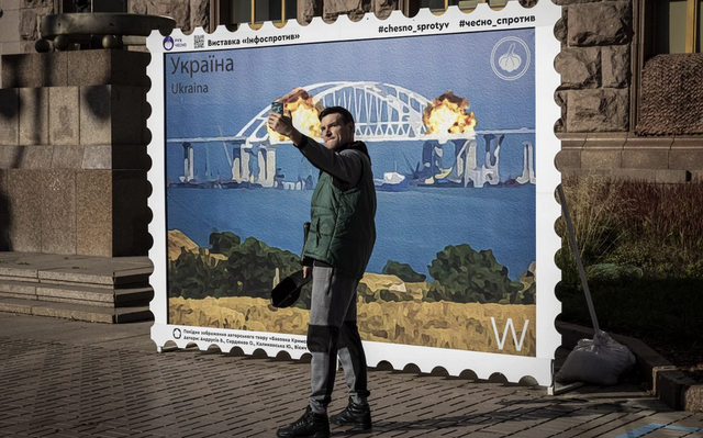 Amaryllis0039's tweet photo. Such attacks on civilian infrastructure occurred "when the United States sent a green signal". I don't know what's in  the photographer's mind. Is it worth being happy? #CrimeaBridge  #KerchStraitBridge https://t.co/xp2DiEiSKZ
