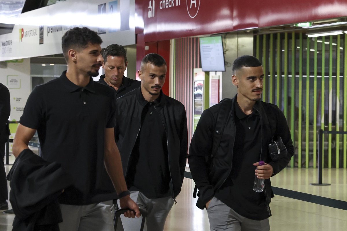 SLBenfica's tweet photo. ✈️ Next stop: Paris 🇫🇷

#UCL #PSGSLB #EuAmoOBenfica https://t.co/NnQ0mCNiXV