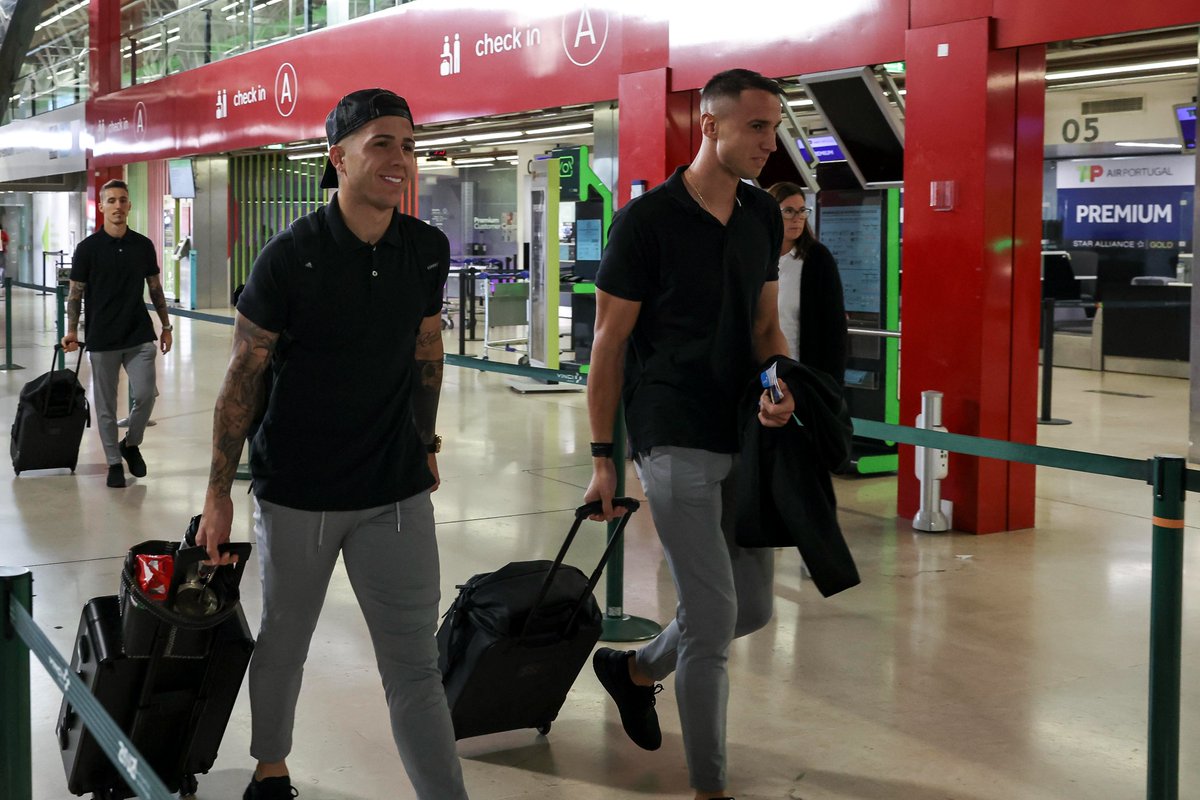 SLBenfica's tweet photo. ✈️ Next stop: Paris 🇫🇷

#UCL #PSGSLB #EuAmoOBenfica https://t.co/NnQ0mCNiXV