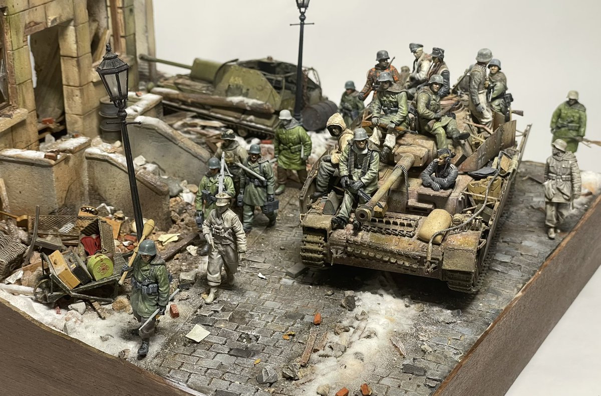 kanton_367's tweet photo. 歩兵の数を増やして、建物の内部も作り込んでみました。 https://t.co/upGctNQzmN