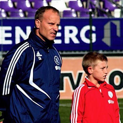 🇳🇱 Here is a picture of one of the Netherland's finest footballers...

...and Dennis Bergkamp 👍