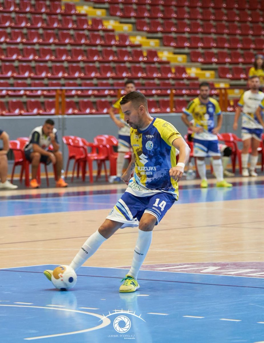 flaco_14_'s tweet photo. 🟡🔵 a seguir ..... no queda otra @decorsenecaFS ⚽️⚽️ #DA14 https://t.co/8cFSiDiBIp