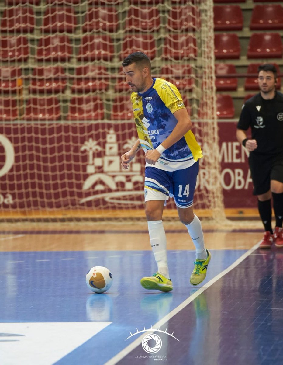 flaco_14_'s tweet photo. 🟡🔵 a seguir ..... no queda otra @decorsenecaFS ⚽️⚽️ #DA14 https://t.co/8cFSiDiBIp